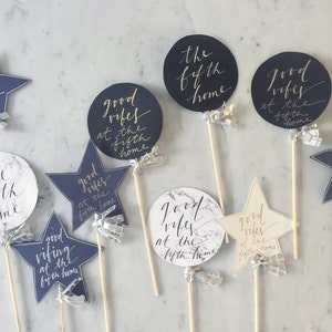 Rekwizyt do fotobudki (tylko JEDEN) / Nowoczesna kaligrafia / Niestandardowe napisy ręczne / Srebrny / Mini balon z frędzlami / GIF na urodziny, wesele i baby shower