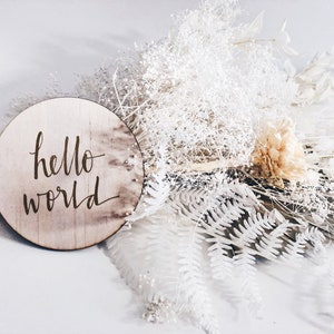 Hello World / Plaque en bois / Cartes d’étape / Annonce de naissance / Plaque bébé / Nouveau-né / Calligraphie / Disque personnalisé personnalisé