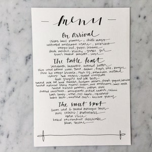Niestandardowy znak A5 z ręcznie rysowanymi czarnymi literami / Biała karta / Znaki menu / Nowoczesna kaligrafia / Impreza weselna Urodziny Kury /