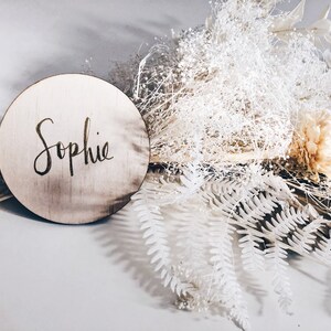 Holz-Baby-Namen-Plakette / Meilenstein-Karten / Geburt Ankündigung / Baby-Plakette / Neugeborenegeschenk / Kalligraphie / benutzerdefinierte personalisierte Scheibe / Name