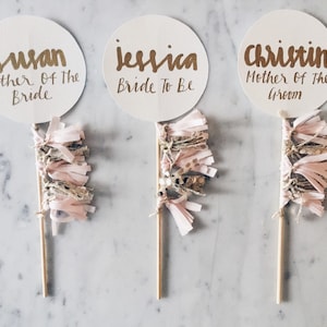 Topper de la torta moderna caligrafía Custom mano nombre con letras oro nombres / confeccionar / Mini borlas hechas a mano Vestido de Novia de boda