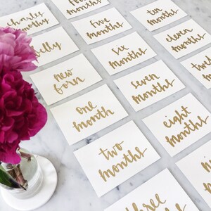 Baby van de maand mijlpaal tekenen / aangepaste Hand getekende Metallic goud teken belettering / niet-digitale / Made-To-Order / kalligrafie / fotoshoot /