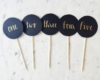 ONE Custom Round Hand Drawn Gold Lettering Sign / Table Setting Black / Table Number Signs With Stick / Calligraphy/ Party Wedding Birthday