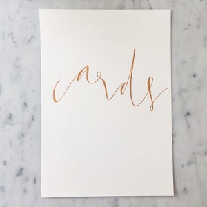 Aangepaste A4 Hand getekend Metallic Rose Gold Letters Sign / Kaarten / Guest Book Sign / Modern Kalligrafie / Wedding Outdoor Bruidsevenement /