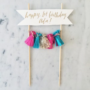 Kuchen Topper / Gold Kalligraphie / Benutzerdefinierte Hand beschriftet / Fuchsia rosa Türkis blau / made-to-Order / handgefertigte Mini Quasten / Baby Girl /