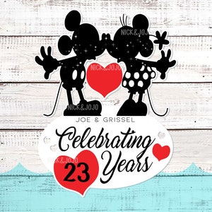 Może przedstawiać: Czarno-biała sylwetka Myszki Miki i Minnie Mouse całujących się z czerwonym sercem między nimi. Tekst "JOE & GRISSEL Celebrating 23 Years" znajduje się na białym owalu z czerwonym sercem po obu stronach.