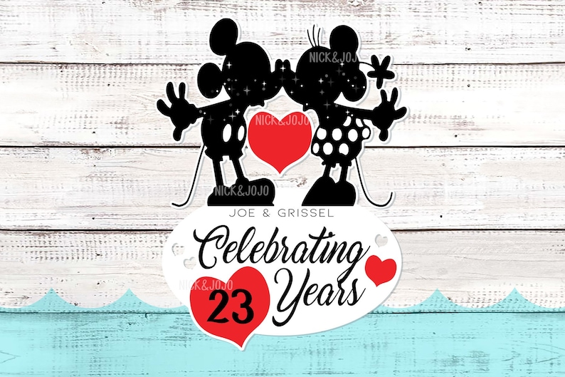 Może przedstawiać: Czarno-biała sylwetka Myszki Miki i Minnie Mouse całujących się z czerwonym sercem między nimi. Tekst "JOE & GRISSEL Celebrating 23 Years" znajduje się na białym owalu z czerwonym sercem po obu stronach.