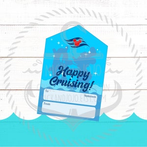 Op de afbeelding: Blauwe en witte cadeautag met een Mickey Mouse-silhouet en de tekst "Happy Cruising!" De tag heeft lege ruimtes voor "Aan" en "Van" en een ruimte voor een hutnummer.