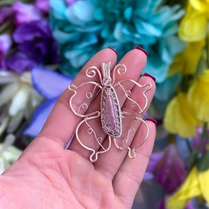 Draadgewikkelde vlinder - rhodoniet en kersenkwarts vlinderhangerketting, Moederdagcadeau voor haar of