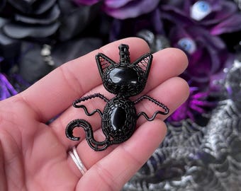 Collar con colgante híbrido de gato y murciélago envuelto en alambre: un espeluznante colgante de Halloween de obsidiana negra, hecho a medida.