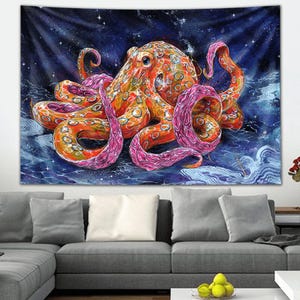 Puede incluir: Un tapiz vibrante con una ilustración detallada de un pulpo. El pulpo está representado con tonos naranja, amarillo y rosa, sobre un fondo azul oscuro con un cielo estrellado y patrones acuáticos.
