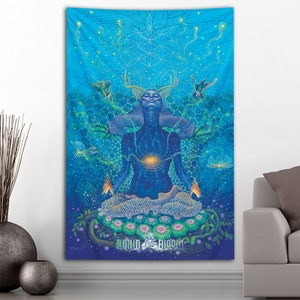 Puede incluir: Un tapiz azul que representa una figura sentada con cuernos, rodeada de flora y fauna. La obra de arte tiene un tema espiritual, con un patrón geométrico y el texto "LIQUID BLOOM" en la parte inferior. La paleta de colores incluye tonos de azul, verde y amarillo.