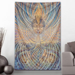 Könnte beinhalten: Ein großes Wandtuch mit einer detaillierten Illustration einer Figur mit geschlossenen Augen, umgeben von fließenden Linien in Blau-, Gold- und Brauntönen. Das Kunstwerk enthält einen Schmetterling und andere komplizierte Muster, die ein spirituelles oder meditatives Thema schaffen.