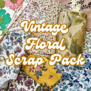 Könnte beinhalten: Eine Sammlung von Vintage-Stoffresten mit floralen Mustern in verschiedenen Farben. Die Stoffe weisen rosa, grüne, blaue und gelbe Blumenmuster auf. Der Text "Vintage Floral Scrap Pack" ist über dem Bild.