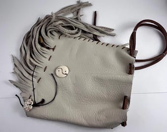 Borsa/borsa per medicinali in pelle. Borsa per medicinali in pelle, borsa per medicinali con frange, pelle beige, perlina d'osso