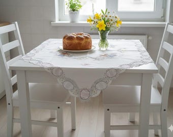 Geborduurd paastafelkleed, wit vierkant tafelblad, konijneneieren lentedecor