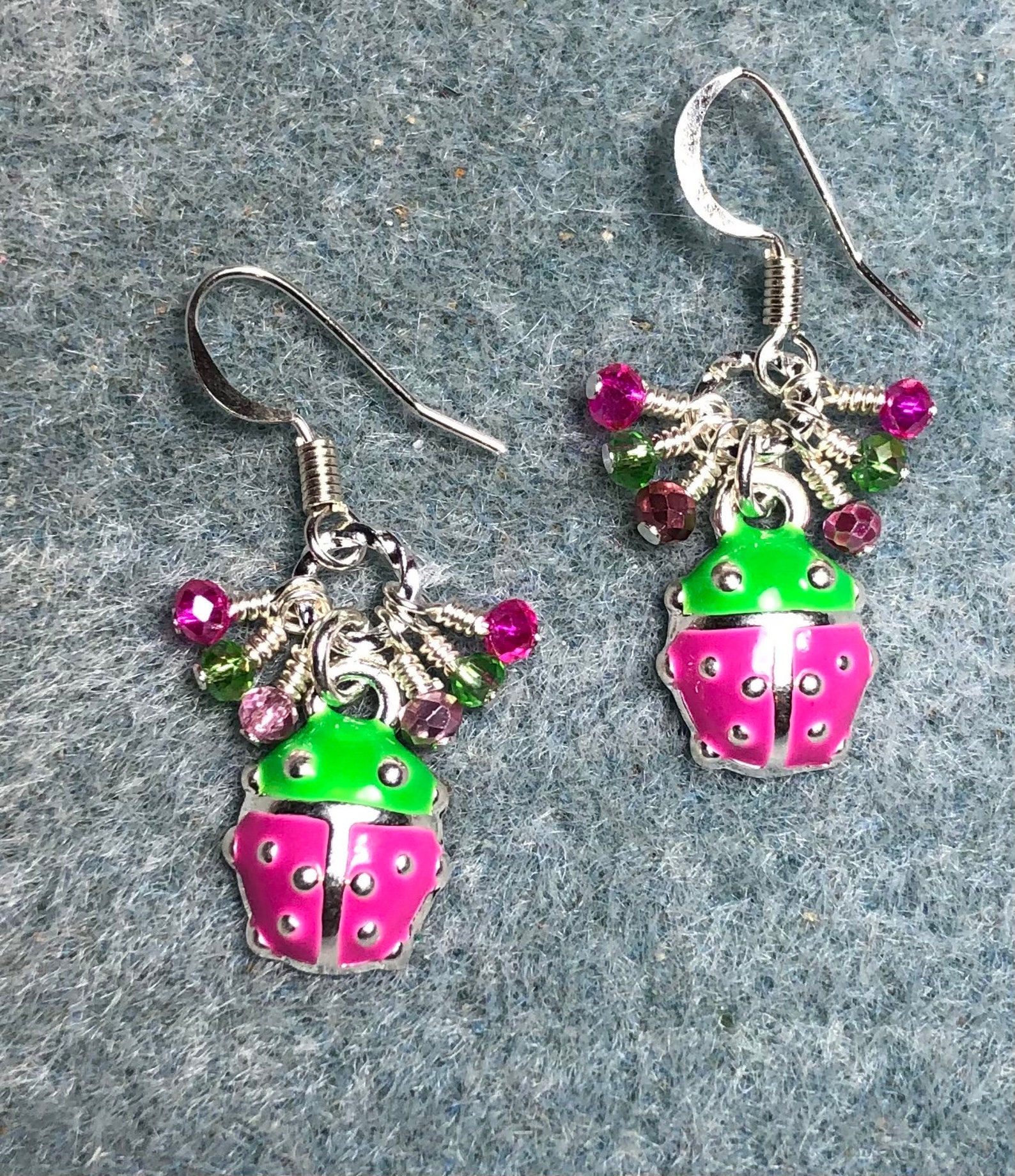 Kleine rosa und grüne Emaille Marienkäfer Charm Ohrringe | Etsy
