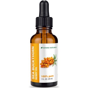 Könnte beinhalten: Eine braune Glasflasche mit Sanddorn-Beerenöl und einer schwarzen Pipette. Das Etikett trägt den Text "SEA BUCKTHORN BERRY OIL" und "100% pure 1 FL. OZ. (30 ml)". Auf dem Etikett befinden sich auch eine Traube aus orangefarbenen Beeren und grünen Blättern.