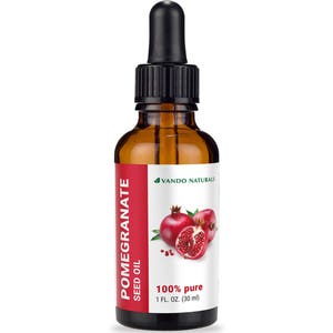 Könnte beinhalten: Eine braune Glasflasche mit Granatapfelsamenöl und einer schwarzen Pipette. Das Etikett zeigt ein rotes Banner mit dem Text "POMEGRANATE SEED OIL" und eine Abbildung von Granatäpfeln. Die Flasche enthält 30 ml 100 % reines Öl.