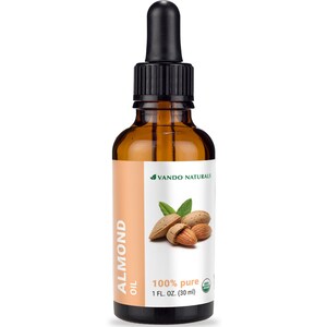 Könnte beinhalten: Eine braune Glasflasche Mandelöl mit einer schwarzen Pipette. Das Etikett trägt den Text "ALMOND OIL" und "100% pure 30 ml" sowie eine Abbildung von Mandeln und Blättern. Der Markenname "VANDO NATURALS" ist ebenfalls sichtbar.