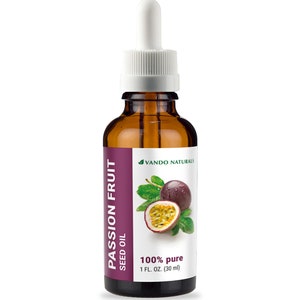 Könnte beinhalten: Eine braune Glasflasche mit Passionsfruchtsamenöl und einer weißen Pipette. Auf dem Etikett steht "PASSION FRUIT SEED OIL" und "100% pure 1 FL. OZ. (30 ml)". Die Flasche ist mit einer Passionsfrucht und Blättern verziert.