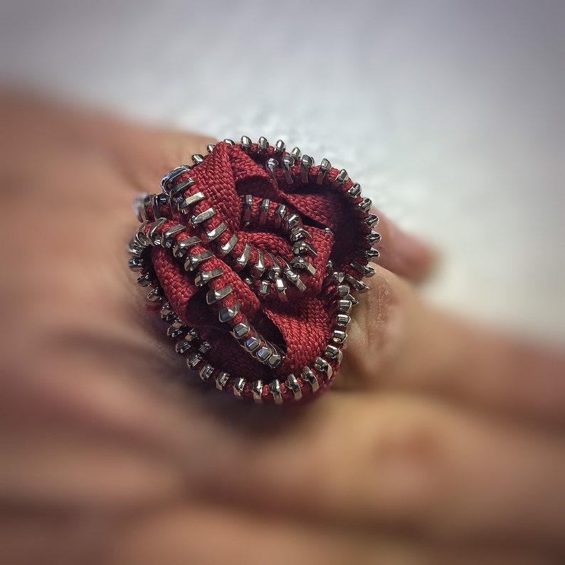 Zipper sculpture ring