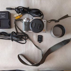 Panasonic LUMIX DMC-FZ5 Camera 12X Zoom with battery and charger, made in Japan