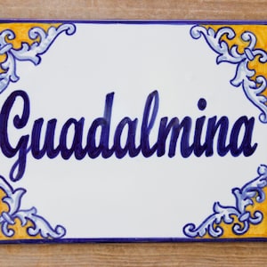 Personalisiertes und handbemaltes Keramikschild, Fassadenschild, individuelle Fliesen, Namenswandbild, personalisiertes Schild