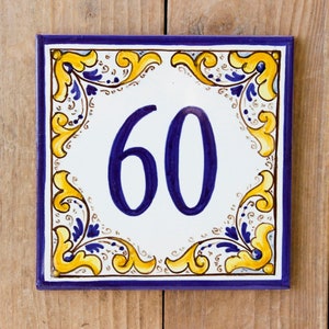 Individuelle italienische handbemalte Keramikfliese mit Hausnummer, handgemachtes Schild, Wanddekoration