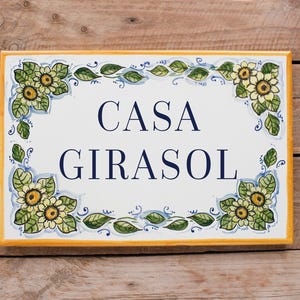 Keramik-Nummernschild mit Sonnenblumenmotiv – handbemalte Kunsthandwerkerfliese – individuelles traditionelles Haus- oder Fassadenschild