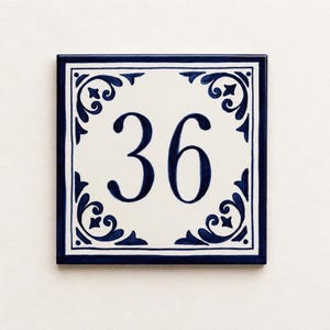 Blaue Keramikfliese, personalisierte Fliese mit Nummer, Mosaik mit Zahl und Buchstabe, Fliese mit Namen
