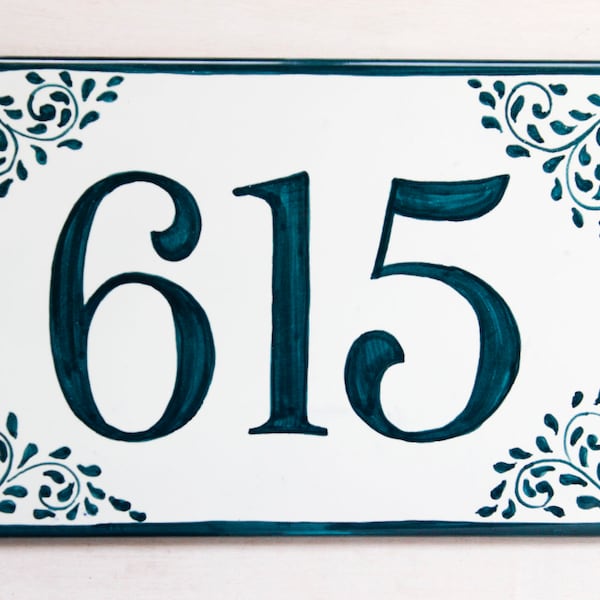 Keramikplakette im Talavera-Stil in Blau, personalisierte Fliese mit Nummer, Fliese mit Zahlen und Buchstaben, Namensfliese