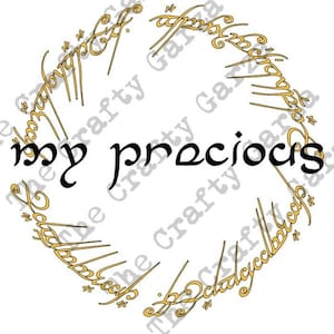 Może przedstawiać: Złoty pierścień z inskrypcją "Jeden Pierścień, by wszystkimi rządzić, Jeden Pierścień, by je znaleźć, Jeden Pierścień, by je wszystkie sprowadzić i w ciemności związać" w języku elfów. Słowa "mój skarb" są napisane czarnym kolorem pod pierścieniem.