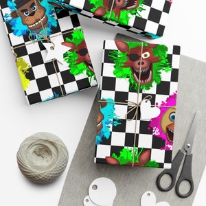 It's Me Geschenkpapier inspiriert von 5 Nächte bei Freddys. Das Design umfasst Freddy, Bonnie, Foxy und Chica auf Karomuster.