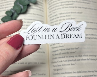 Verloren in einem Buch, Gefunden in einem Traum. Für alle, die mit dem Kopf in magische Traumwelten voller Wunder eintauchen und sich in dieser Welt um uns herum verlieren.