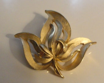 Mid Century 1950's Crown Trifari Fleur De Lis Design Gold Tone Brushed Brooch