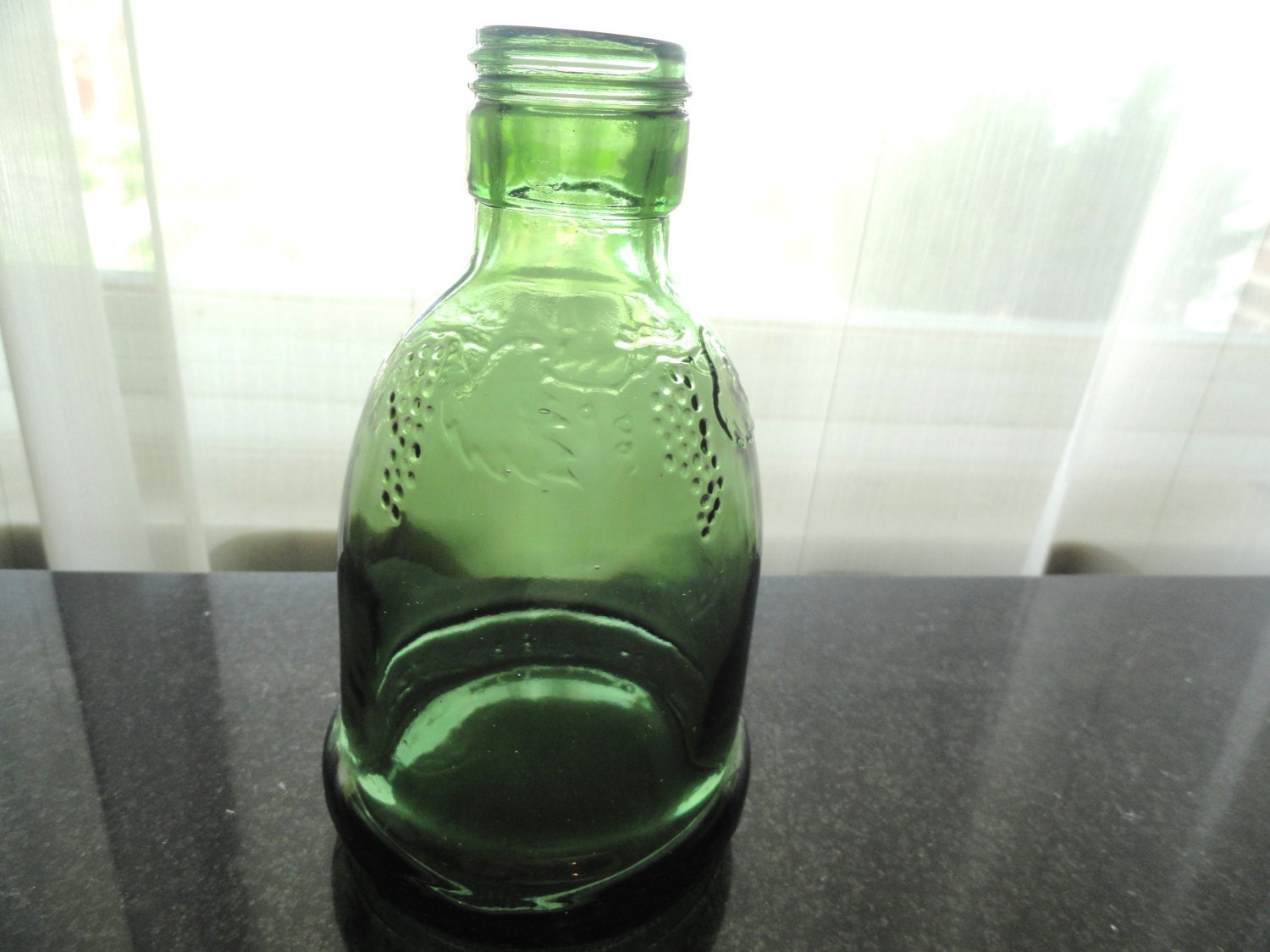 Vintage Wine World 1976 Pat 8. Pend. Green Grape Design 187 Ml