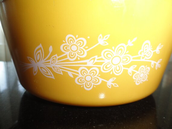 Mid Century 1960's PYREX 472-B 750 Ml Butterfly Gold Casserole