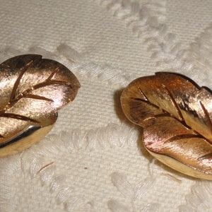 Retro Crown Trifari Gold Textured Brushed Matte Polished Gold Tone Leaf Clip On Earrings