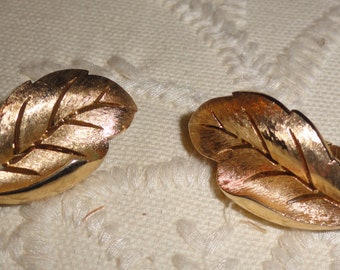 Retro Crown Trifari Gold Textured Brushed Matte Polished Gold Tone Leaf Clip On Earrings