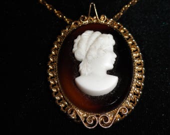 Vintage Paradise Root Beer Glass White Victorian Style Cameo Brooch/Pendant Gold Tone Chain Link Necklace