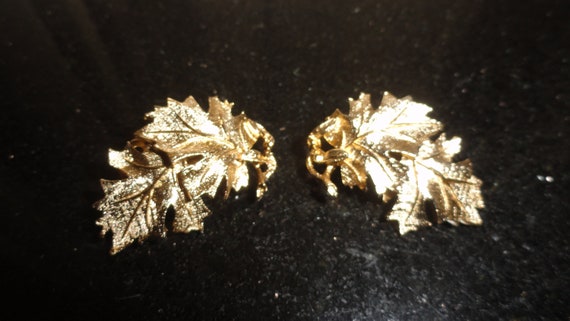 Mid Century 1960's Crown Trifari Gold Tone Leaves… - image 1