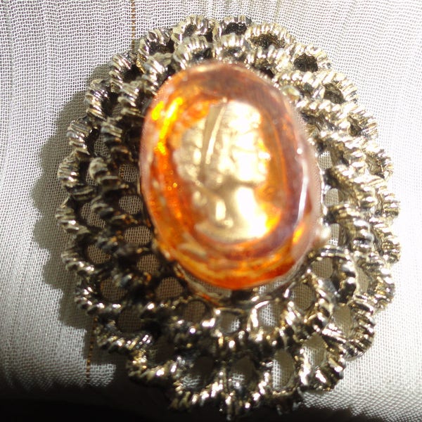 Vintage Faceted Amber Glass Intaglio Domed Reverse Cameo Brooch/Pin