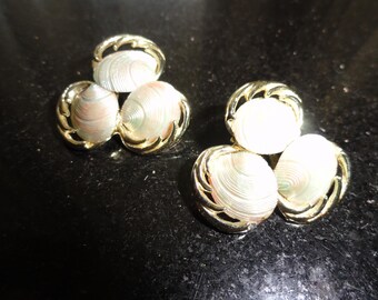 Mid Century 1960's White, Peach, & Goldtone Seashell Clip On Earrings