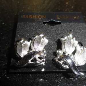 Mid Century Crown Trifari Brushed Textured Silver Tone Tulips Design Clip On Earrings