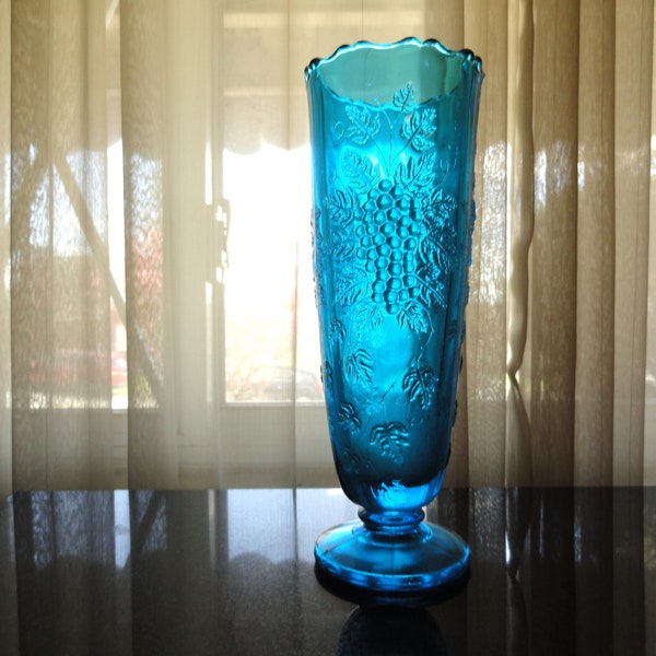 Retro 1980's Westmoreland Bermuda Cobalt Blue Glass Scalloped Edge Grape Cluster Vase