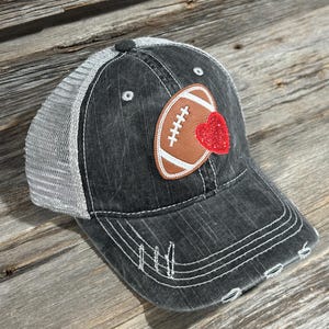 Sombrero de cola de caballo con forma de corazón y balón de fútbol