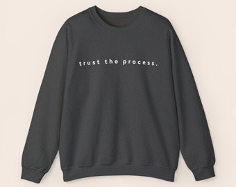 Zitat Unisex Heavy Blend™ Crewneck Sweatshirt, Trust the Process, minimalistisches Zitat, Yogi Club, dunkelgrau, gemütliche Atmosphäre, Pulloverwetter