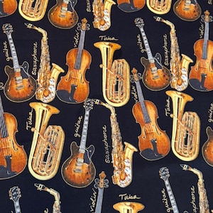 Puede incluir: Tela negra con un patrón repetido de instrumentos musicales. Guitarras, violines, saxofones y tubas se representan en tonos marrones y dorados. La palabra "Tuba" está escrita en algunos instrumentos.