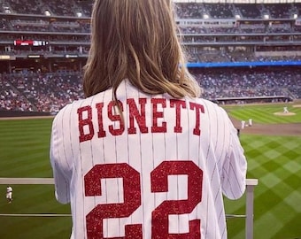 Camiseta de béisbol personalizada para novia: apellido y año/número de boda en la espalda, "Señora" en la manga.